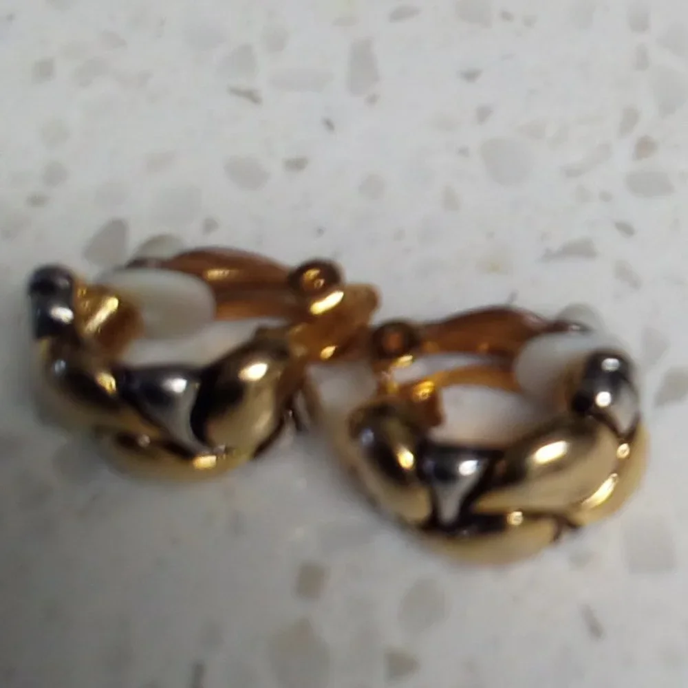 EUC VINTAGE CLIP ON EARRINGS